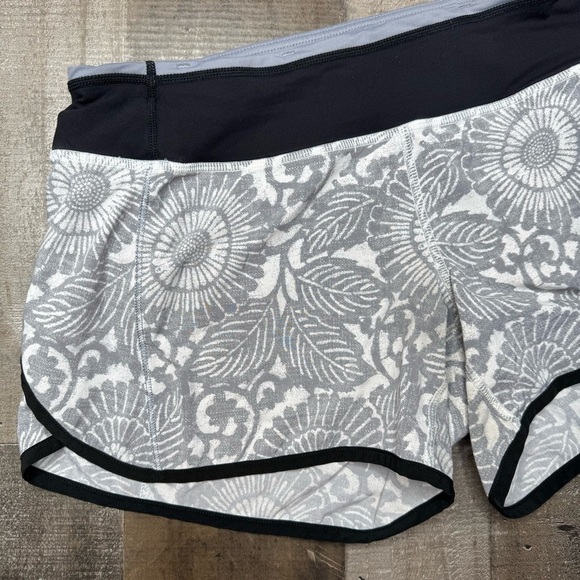 Lululemon Run Ultra Short ll Beachy Floral White Fossil/Black size 4 - Picture 3 of 14